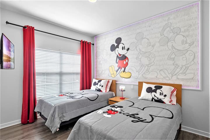 Tercer dormitorio temático de Mickey con TV y 2 camas individuales EXTRA LARGAS adecuadas para niños/adolescentes/Abduls.