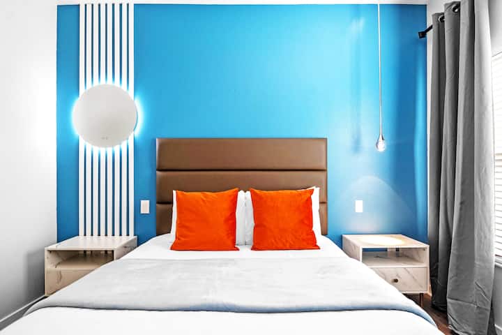 ห้องนอนที่ 2 ที่สวยงามพร้อมเตียงควีนไซส์และทีวี