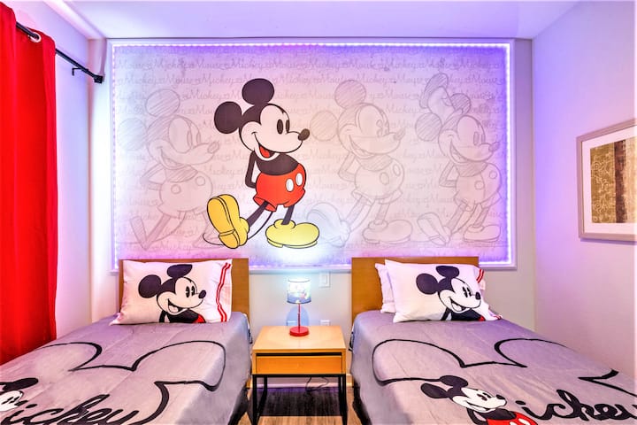 ห้องนอนที่ 3 ธีมมิกกี้พร้อมทีวีและเตียงเดี่ยวยาวพิเศษ 2 เตียงที่เหมาะกับเด็ก/วัยรุ่น/อับดุล