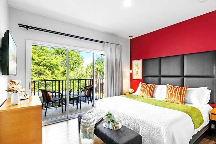 ห้องสวีทใหญ่พร้อมเตียงคิงไซส์ระเบียงวิวน้ำส่วนตัวและห้องน้ำในตัวขนาดใหญ่พร้อมฝักบัวแบบวอล์คอินและอ่างอาบน้ำโรมัน