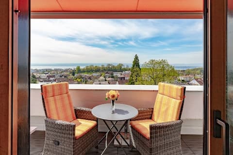 Apartment with lake view