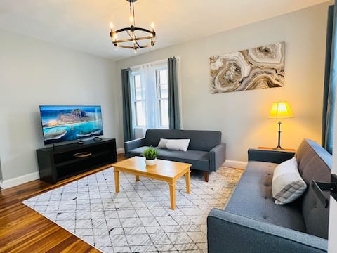 Successful Airbnb property: Cozy & Modern 2 Bedroom House - Free Parking ! in Medford
