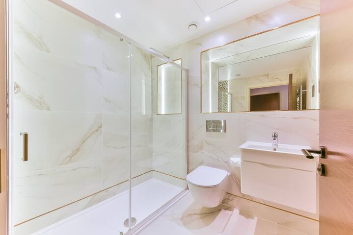 Luxury 2 bed flat- Kensington gallery image 4