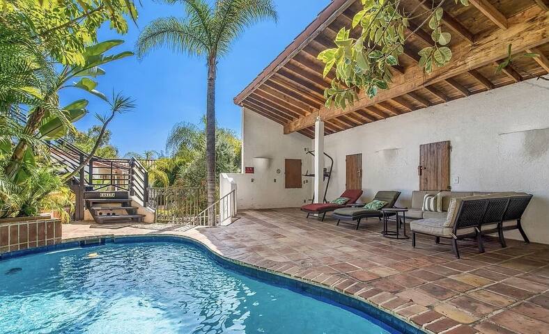 Luxurious Mediterranean Villa in Hollywood Hills gallery image 2