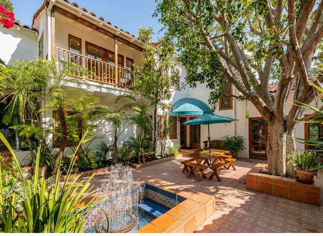 Luxurious Mediterranean Villa in Hollywood Hills gallery image 3