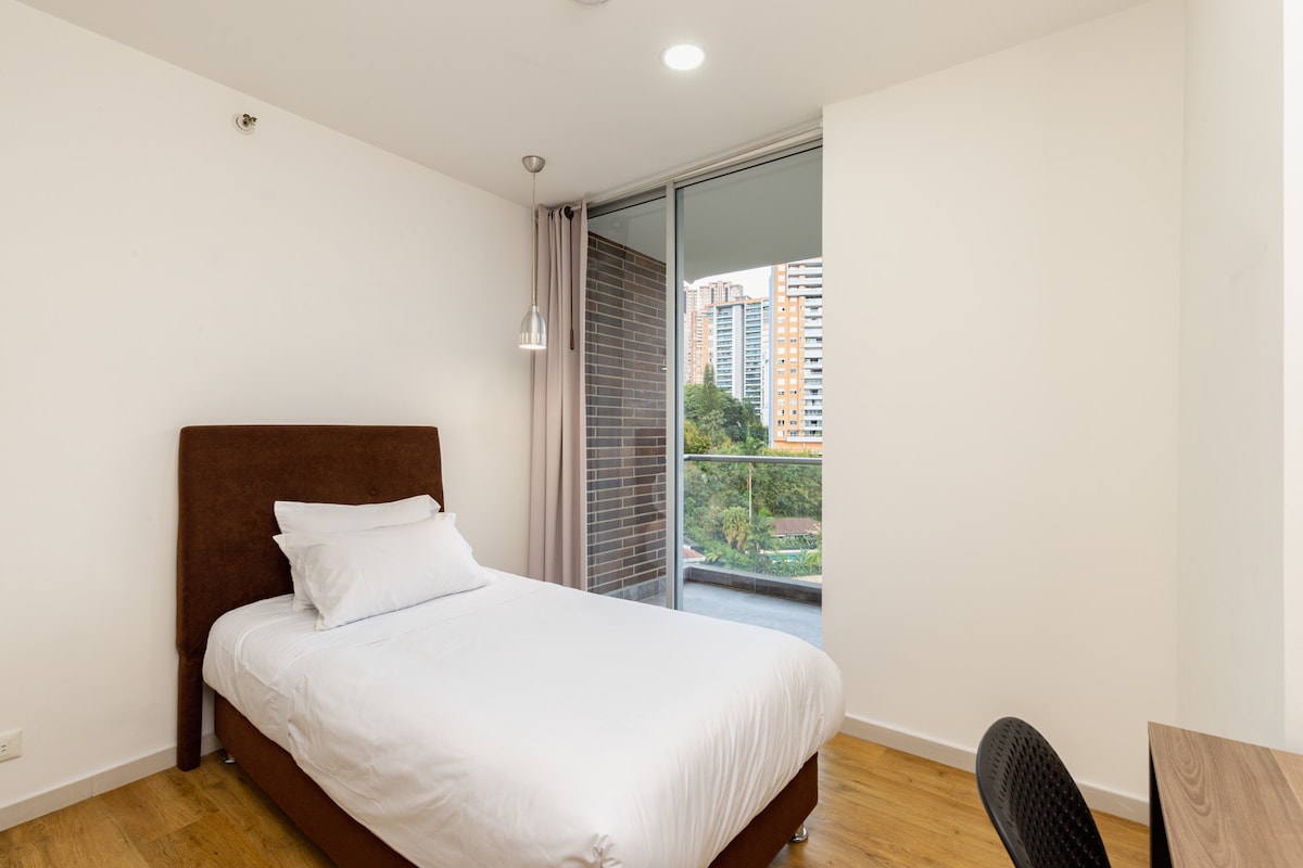La cama de esta habitación es para una persona y tienes acceso directo al balcón del apartamento.