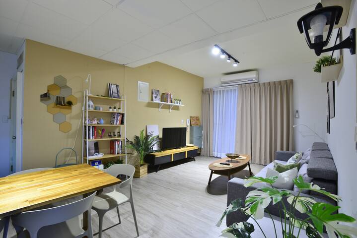 American-style family room/Airport Direct Bus gallery image 3