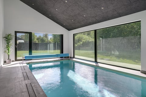 Pool house with spa close to the beach