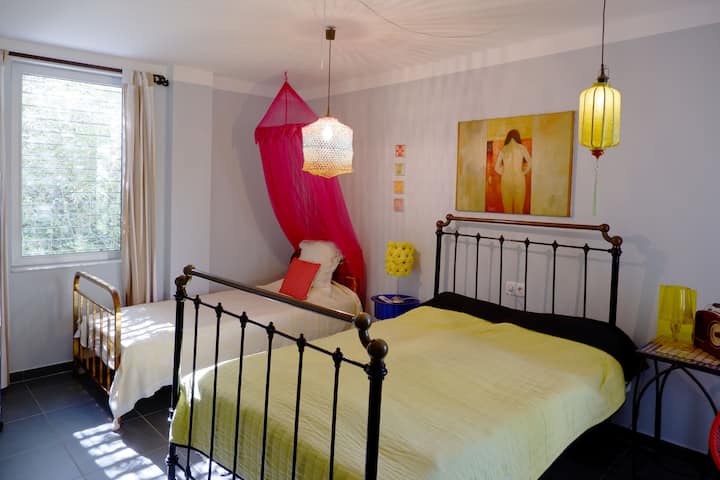 El segundo dormitorio de la casa está en el primer piso de la casa y tiene una puerta al jardín.