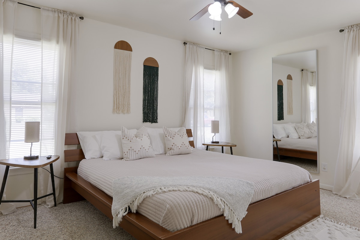 חדר שינה קינג עם שולחן כתיבה