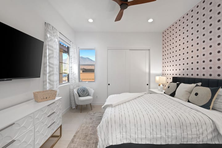 Cama tamaño queen con TV de 55pulgadas