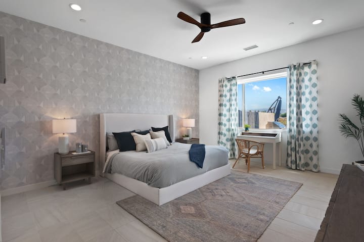 Suite principal con cama tamaño king y TV de 65pulgadas