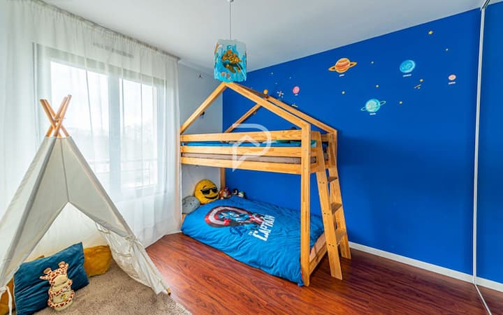 Dhomë ideale për fëmijët me krevat marinari dhe tendë.