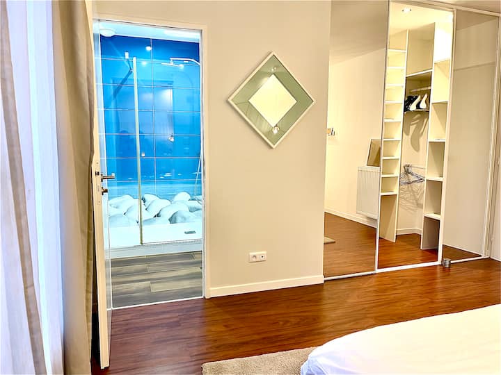 Dhomë gjumi master me dhomë zhveshjeje dhe banjë