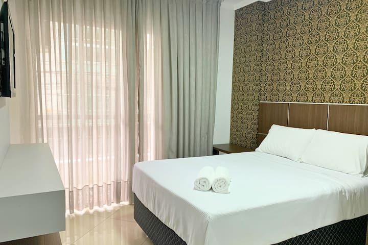 Ორადგილიანი საძინებელი საწოლით, გაყოფილი კონდიციონერით, სმარტ-ტელევიზორით, კარადებით და უშაქრო ფანჯრებში.