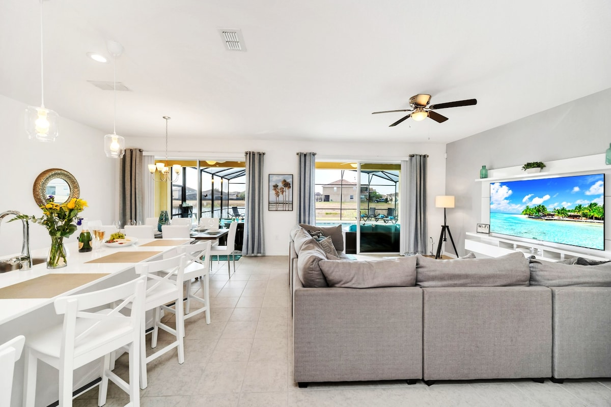Top Airbnb: 6BR-5BA Villa, lakeview, sunny-pool, privacy, golf in Lakeland / Winter Haven