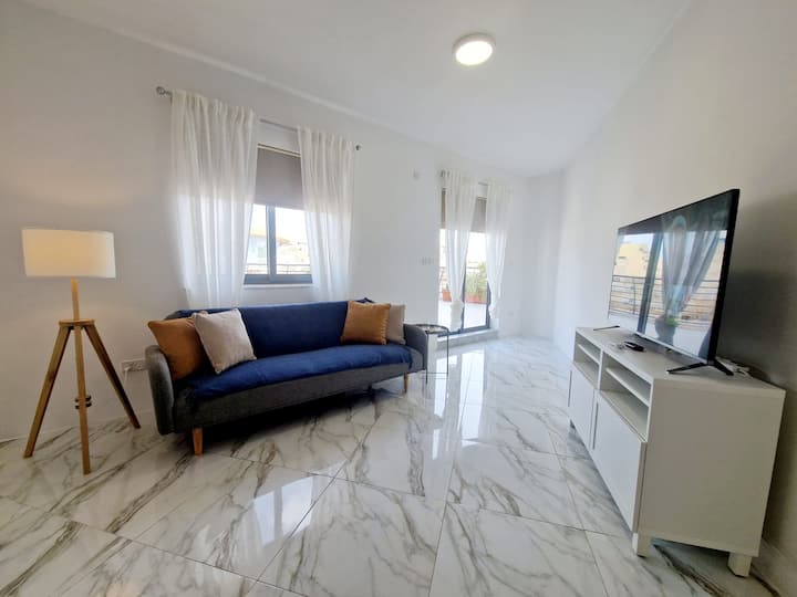 Penthouse With Large Terrace Close To Seafront - マルタ