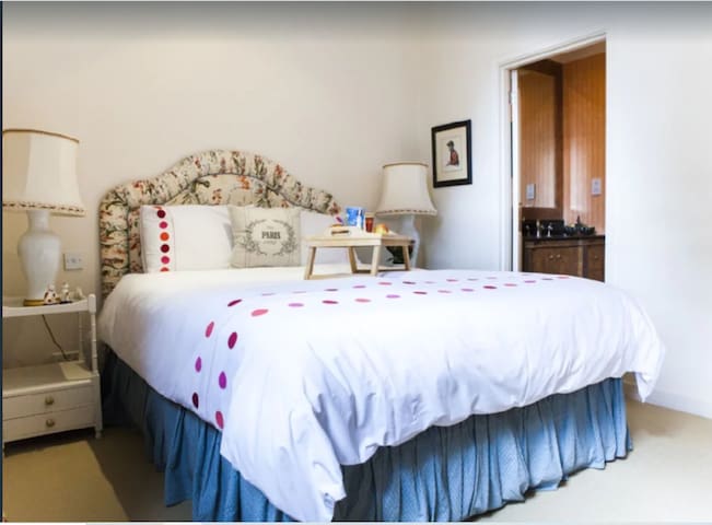 Harrods-Museums-Hyde Park 5 mins walk-Knightsbridg