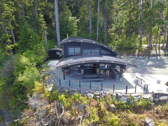 The Lookout & Nook Cabin with Oceanview Hot Tub