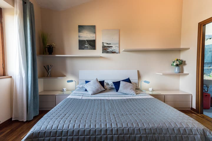 Двојна спална соба (на горниот кат) со бања