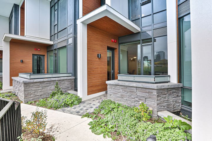 Massive DT Townhouse on Park