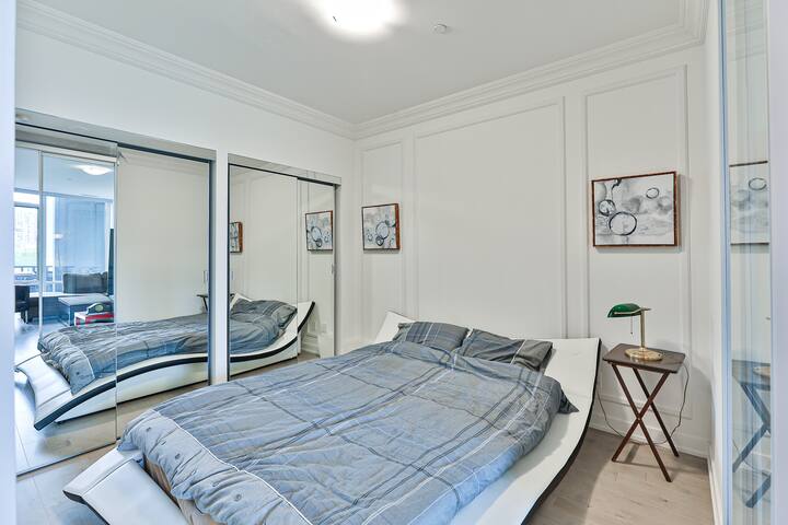 Massive DT Townhouse on Park gallery image 4