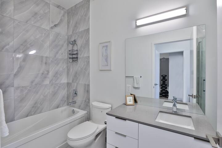 Massive DT Townhouse on Park gallery image 5