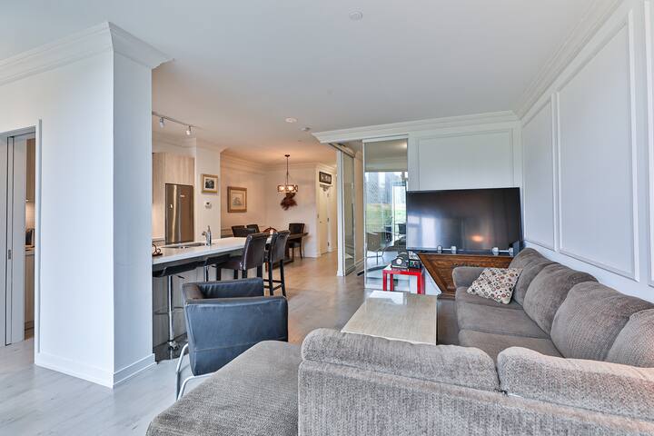 Massive DT Townhouse on Park gallery image 3