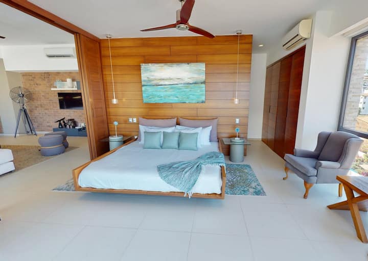 Dormitorio principal con baño privado y armarios empotrados
