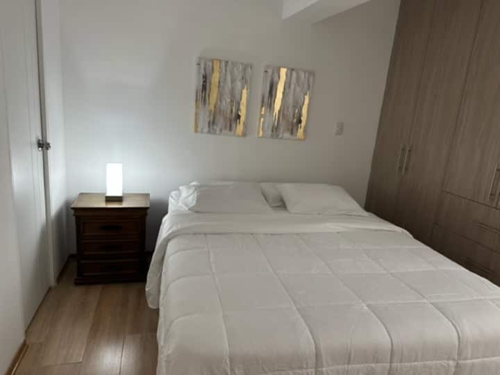 голяма родителска  спалня с качествен матрак