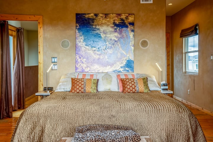 יחידת הורים ראשית עם מיטת קינג סייז, אמבטיה פרטית, פטיו פרטי.