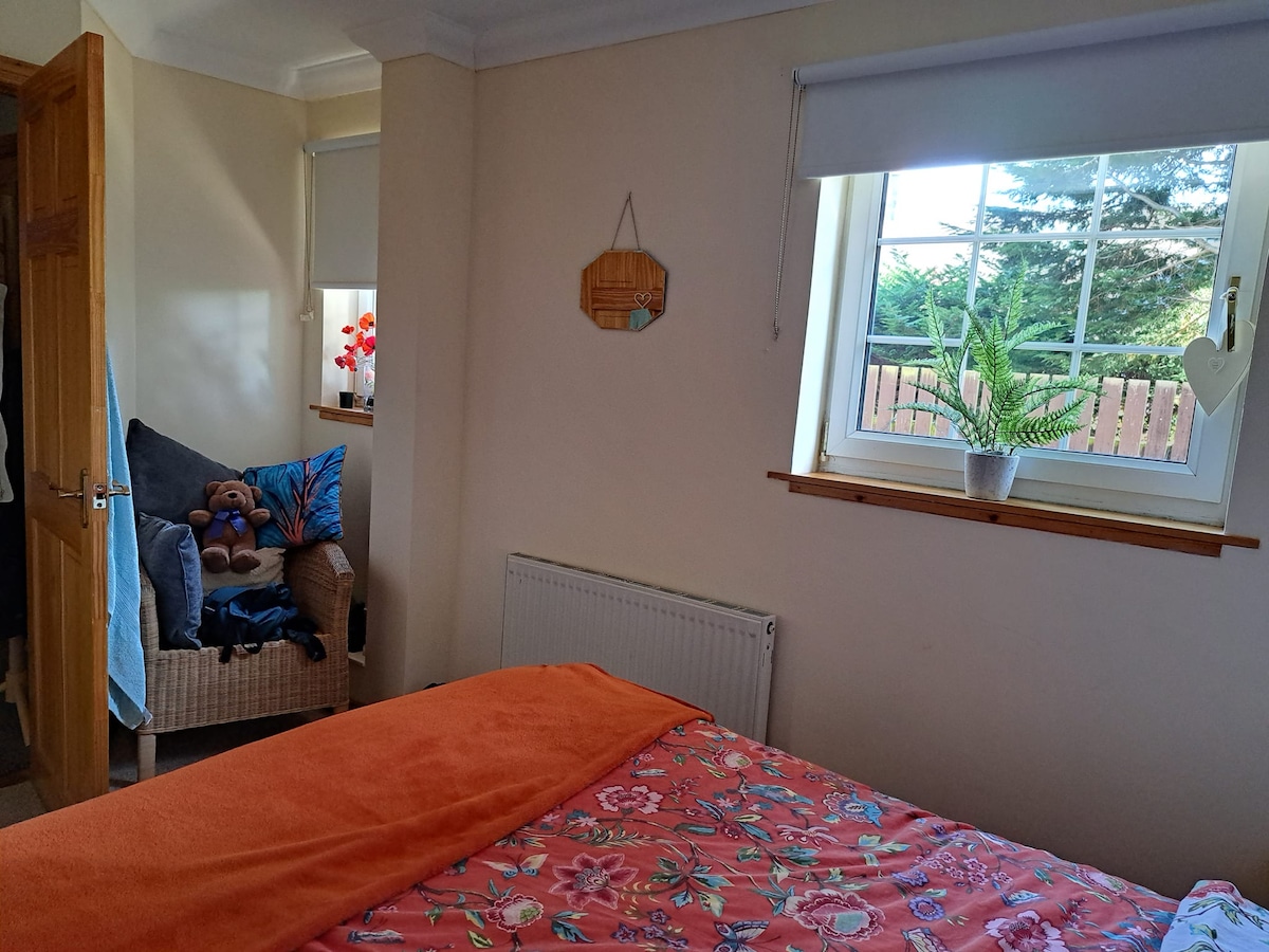 Tweepersoonskamer, comfortabel tweepersoonsbed en voldoende opbergruimte