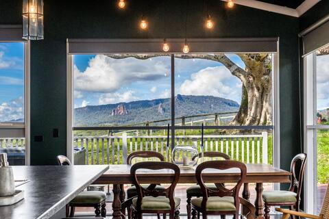 Amazing views - spacious and close to town