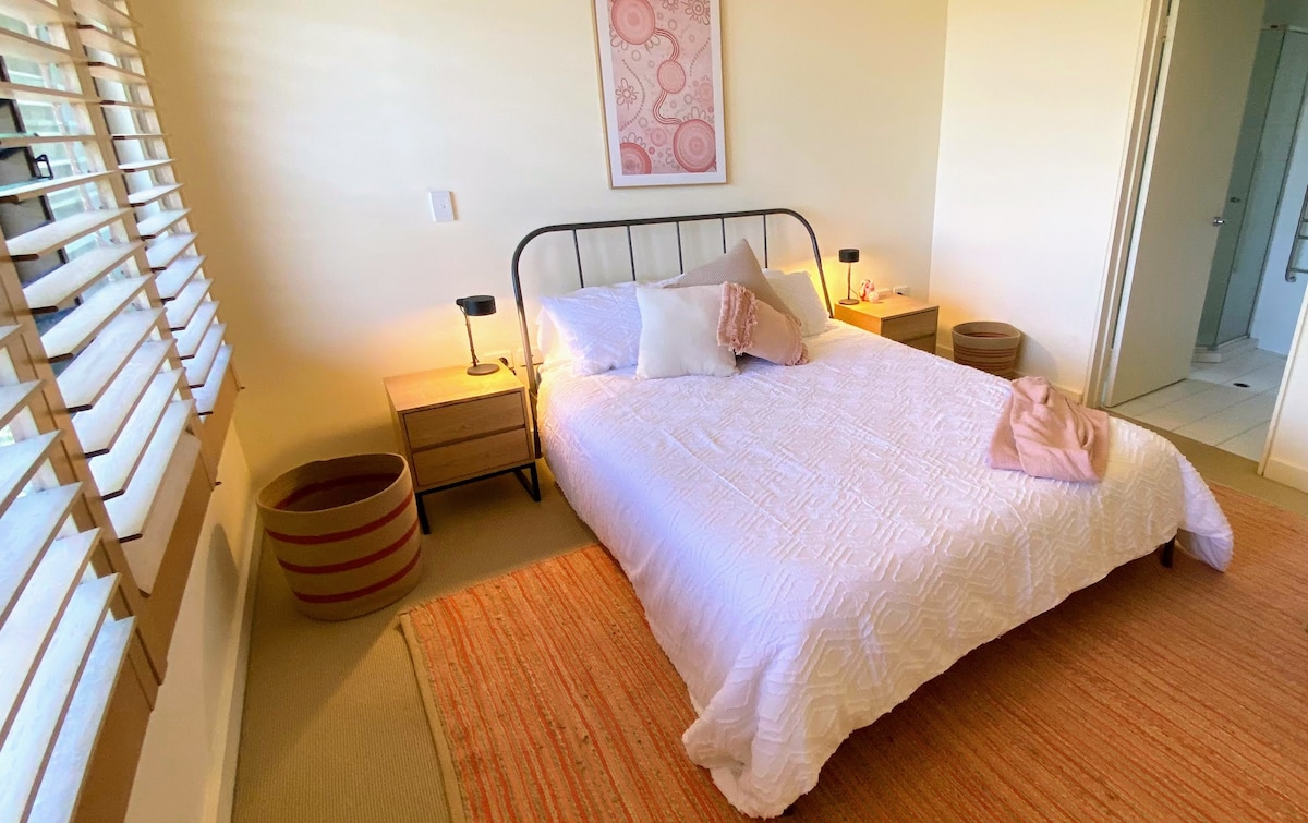 Hlavná spálňa s vlastnou kúpeľňou a výhľadom na oceán