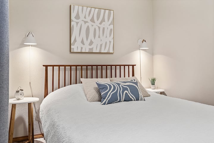 เตียงควีนไซส์ที่วางของตอนกลางคืนสแกนเนอร์และที่ชาร์จ USB