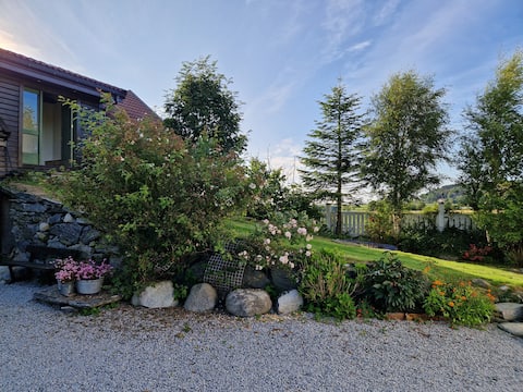 Successful Airbnb property: Cozy apartment in annex/barn. in Madla