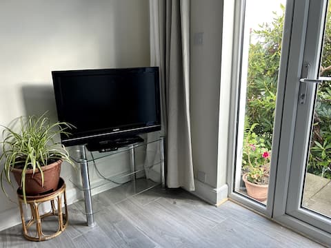 Popular Airbnb listing: Charming Studio, Self Check In, Free Parking in Edinburgh
