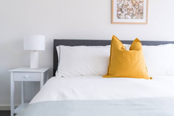 1 საძინებელი 152 × 203 სმ ზომის საწოლით.