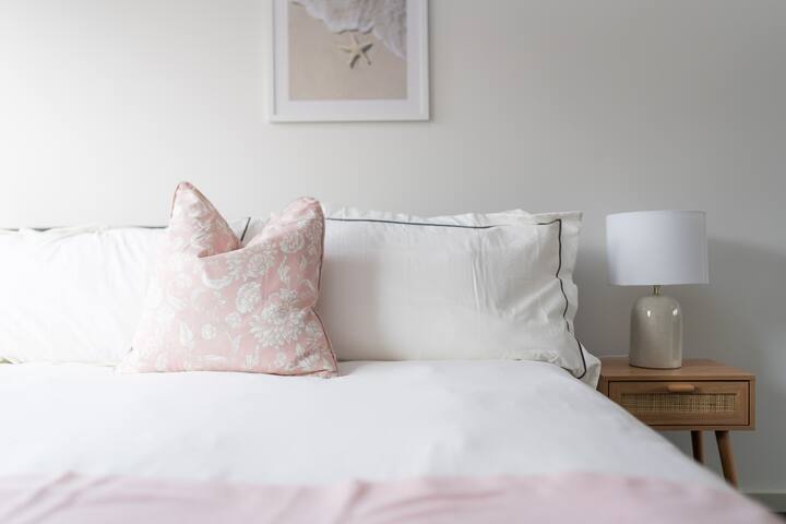 2-საძინებლიანი საწოლი 152 × 203 სმ ზომის საწოლით.