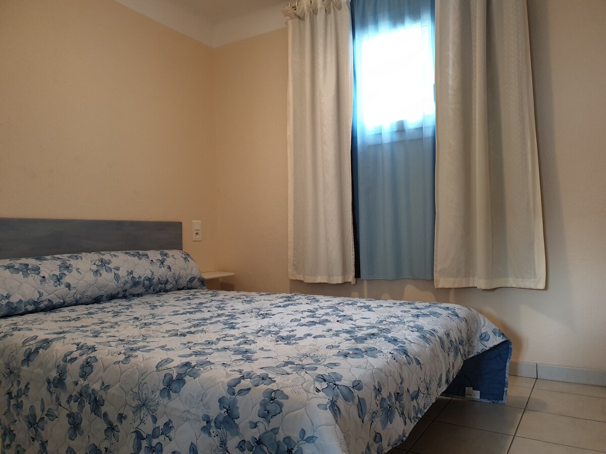 Prvá spálňa pozostáva z veľkej postele s vankúšom, 2 vankúšov, ako aj obliečok a prikrývky a veľkého šatníka. 