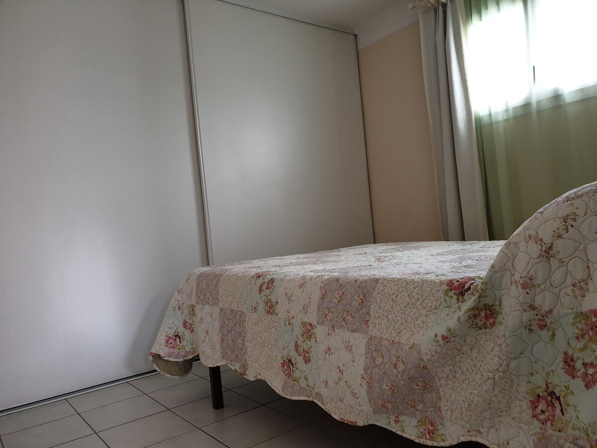 Druhá spálňa má tiež veľkú posteľ s valcom, 2 vankúšmi, posteľnou bielizňou, prikrývkou a veľkou skriňou. 