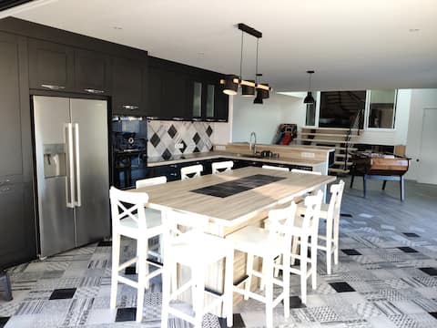 Angers spacious comfortable house, swimming pool