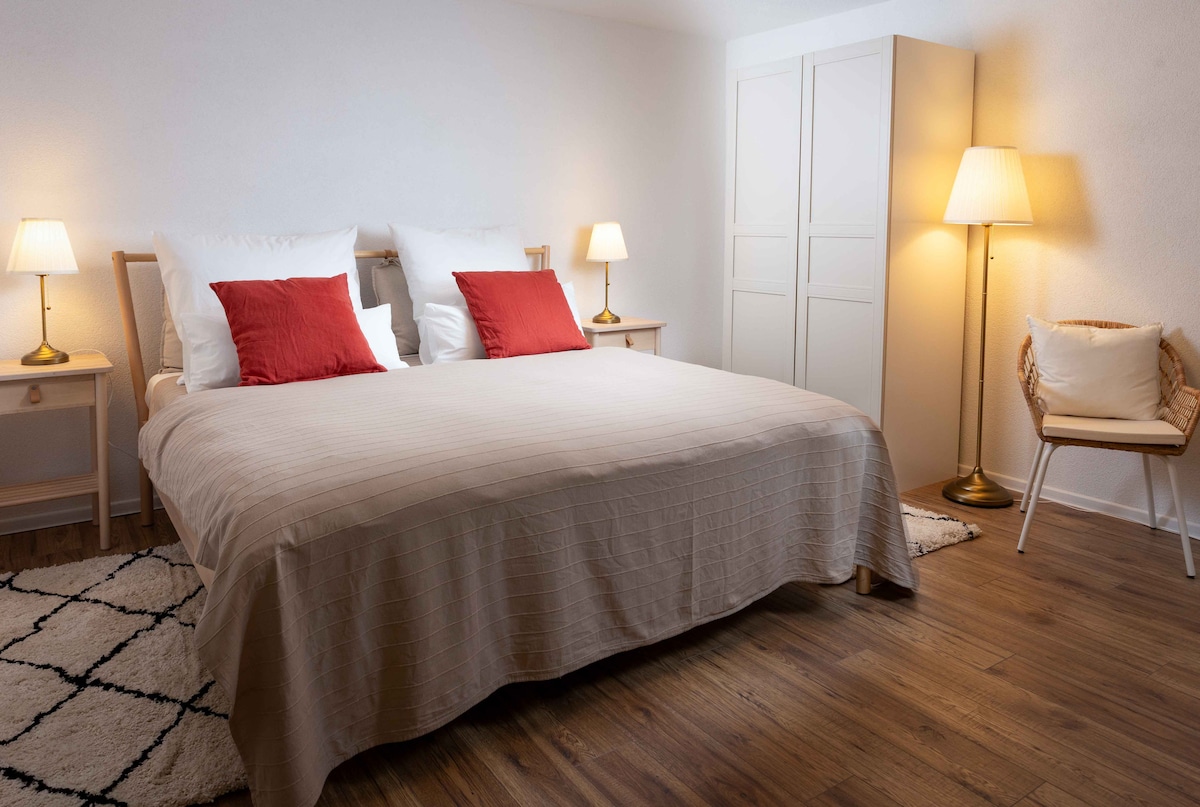 1. spavaća soba s bračnim krevetom (180 cm) i kaučem na razvlačenje (120 cm) te prostorom za dječji krevetić 