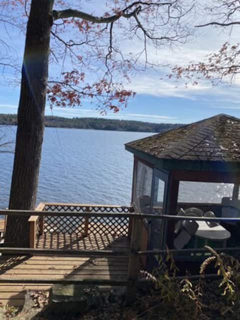 YearRound Lake Life Waterfront Cottage & boat dock
