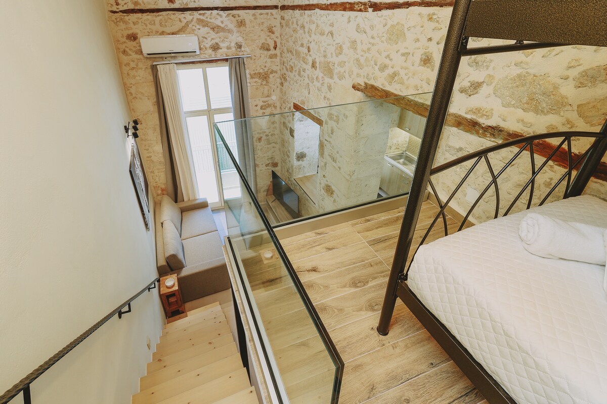 Studio Flower 2 -Attic me një krevat të madh marinari