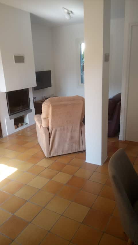 Top performing Airbnb: Small house with closed garage in Cassis