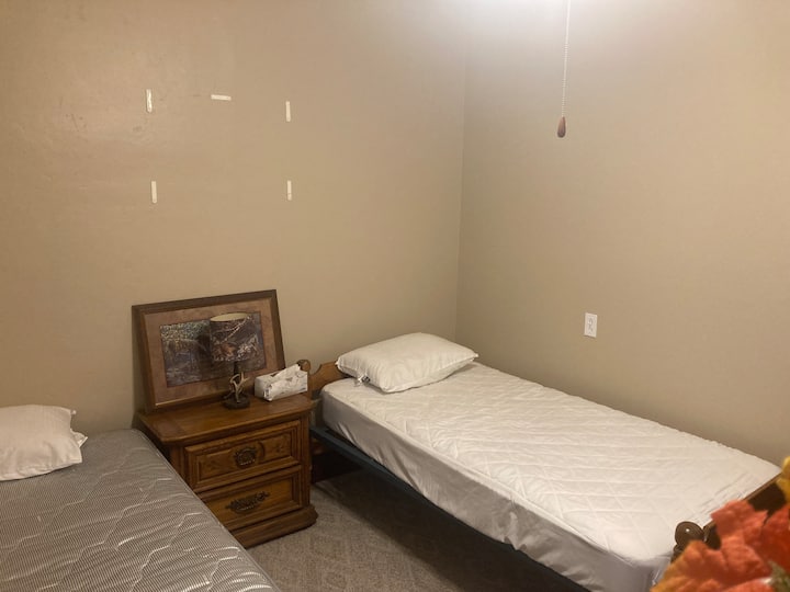 El segundo dormitorio tiene dos camas individuales y una cómoda. Ropa de cama limpia a mano lista para tu estancia