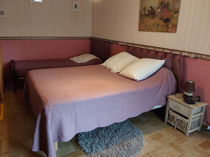 spálňa 3 : 1 lôžko so 140 lôžkami pre 2 osoby + 1 lôžko 90 + 1 detská postieľka