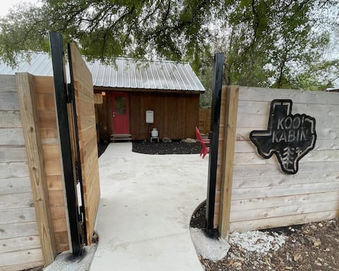 Successful Airbnb property: Cozy, west Austin cabin. in Davenport Lake Austin