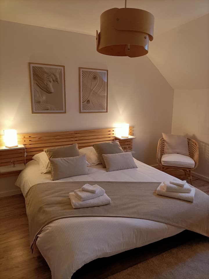 Chumba cha kwanza cha kulala (cha wazazi)
Kitanda kipya 160x200
Televisheni
Kona ya Ofisi
Chumba cha kuweka nguo